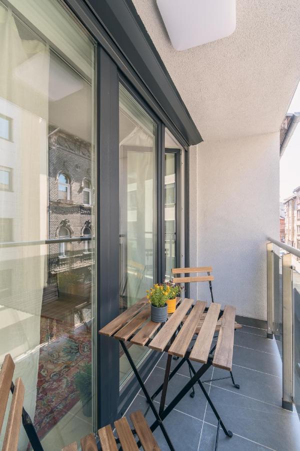 Corvin Apartment With Balcony And Ac Budapeste Exterior foto
