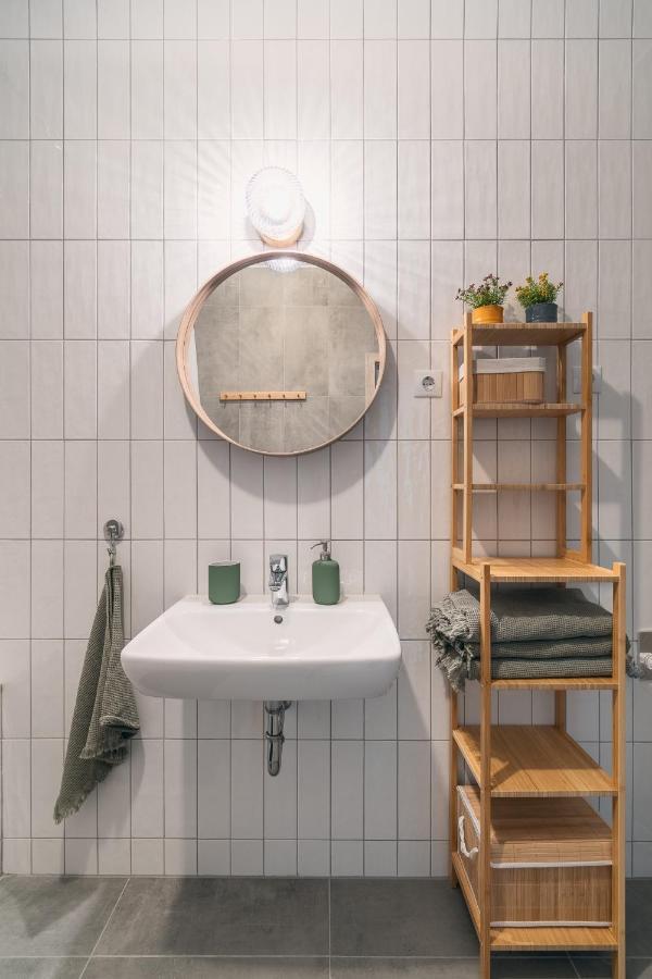 Corvin Apartment With Balcony And Ac Budapeste Exterior foto
